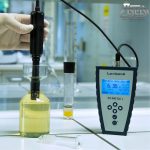 اکسیژن متر پرتابل SD400 محصول کمپانی Aqualytic آلمان در حال انجام آزمایش
