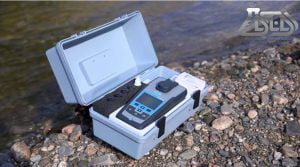 کدورت سنج پرتابل 2100Q محصول کمپانی HACH به همراه متعلقات در محیط آزمایش